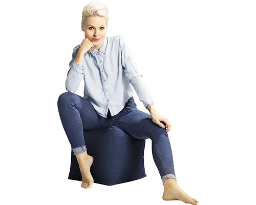 Femeie șezând pe un puf