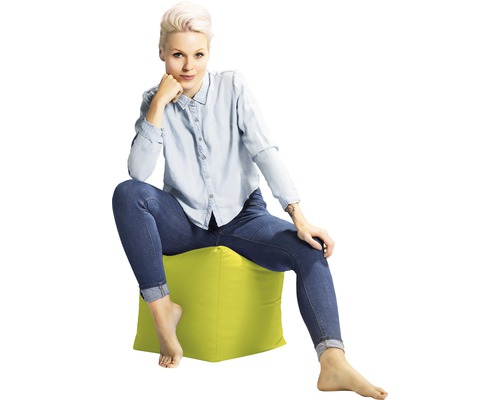 Femeie stând pe un sac de fasole