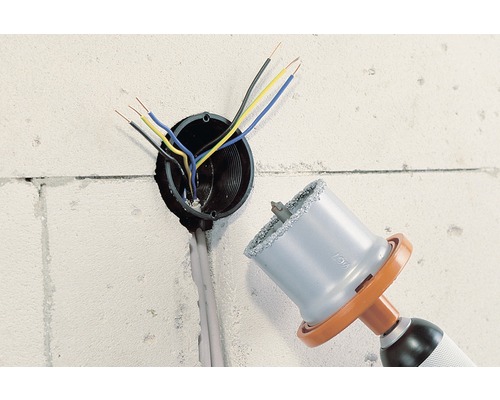 Mașină de găurit cu ferăstrău carotier pentru găurirea unei prize într-un perete