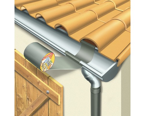 Aplicarea benzii de etanșare Sika MultiSeal pe o jgheab.