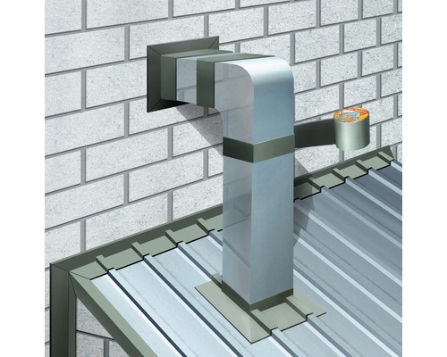 Instalarea unei conducte de hotă pe un perete al casei cu acoperiș metalic