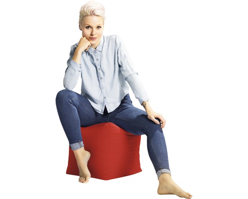 Femeie șezând pe un cub de șezut