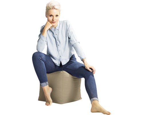 Femeie așezată pe un cub de șezut