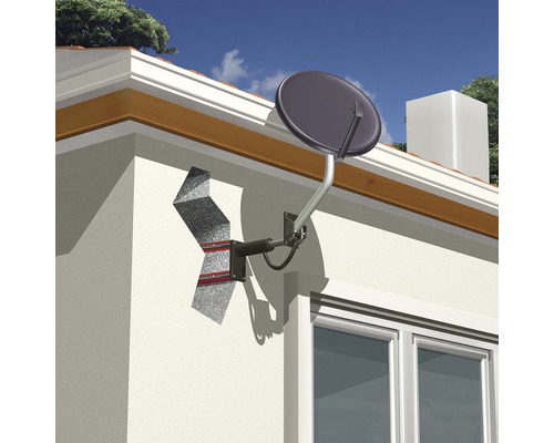 Antenă satelit montată pe peretele casei cu suport de perete