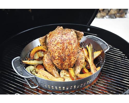 Pui la grătar cu legume într-o inserție pe un grătar