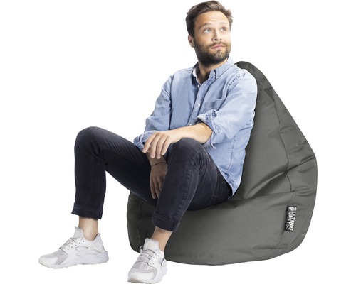 Bărbat așezat pe un sac de fasole gri de la Sitting Point