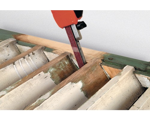 Șlefuitor cu bandă în uz pe suprafață de lemn