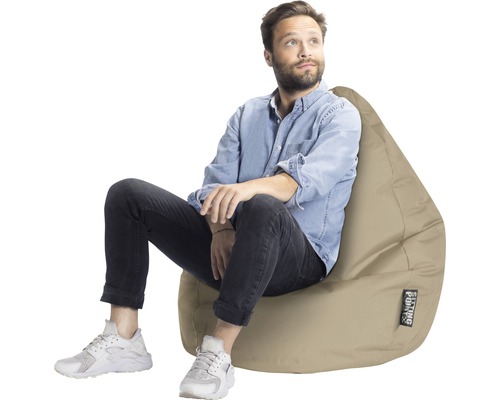Bărbat șezând pe un sac de fasole