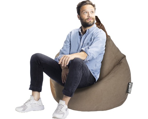 Un bărbat stă pe un puf maro.