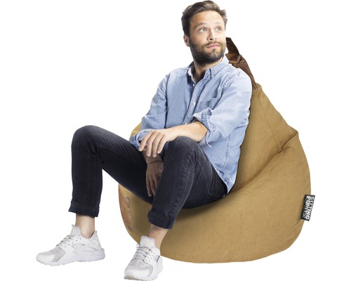 Bărbat stând pe un puf