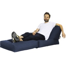 Bărbat relaxându-se pe o canapea extensibilă albastră.