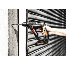 Ciocan rotopercutor Worx găurind un perete
