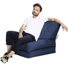 Bărbat stând relaxat pe un fotoliu puf albastru.