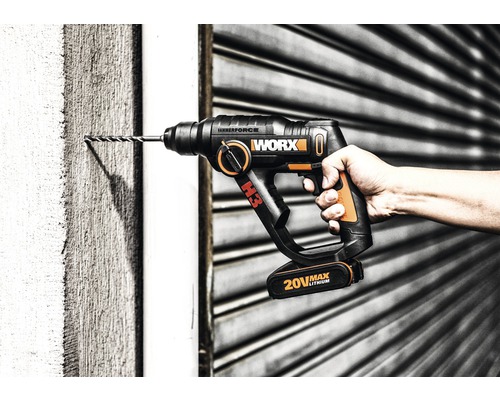 Ciocan rotopercutor cu acumulator Worx găurind un perete