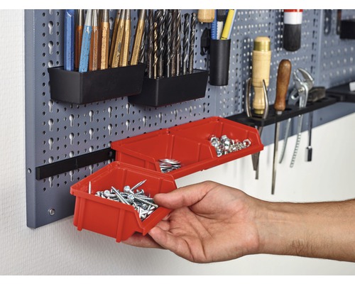Panou perforat pentru scule cu diverse scule și cutii de depozitare roșii