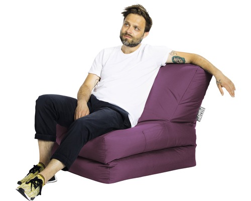 Bărbat așezat pe un sac de fasole violet cu spătar