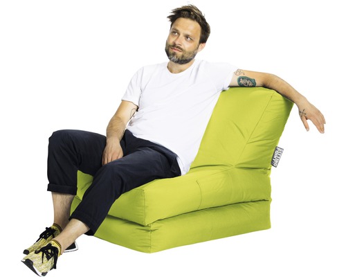 Bărbat așezat pe un scaun tip sac verde