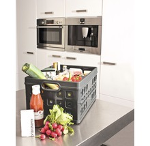 Alimente într-o ladă de cumpărături pliabilă într-o bucătărie cu aparate