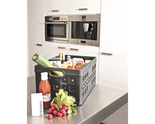 Alimente într-o ladă de cumpărături pliabilă într-o bucătărie cu aparate