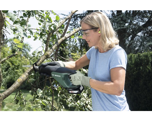 Femeie taie o ramură cu un fierăstrău electric tip sabie Bosch