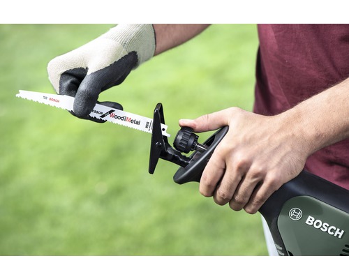 O persoană schimbă lama unui fierăstrău sabie. Logo Bosch.