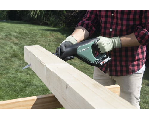 Persoană taie lemn cu un ferăstrău sabie cu acumulator Bosch