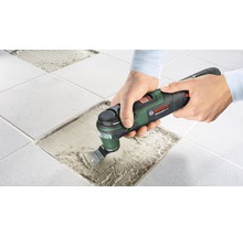 Unealtă multifuncțională Bosch utilizată la îndepărtarea rosturilor dintre plăci
