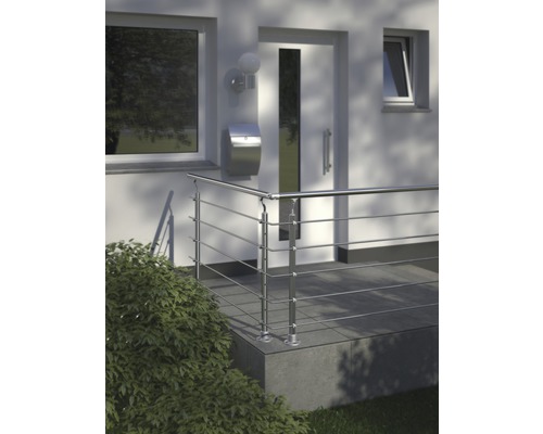 Zona de intrare a unei case cu balustradă din oțel inoxidabil