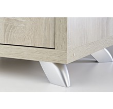 Imagine detaliată a unei piese de mobilier cu structură de lemn și picioare argintii