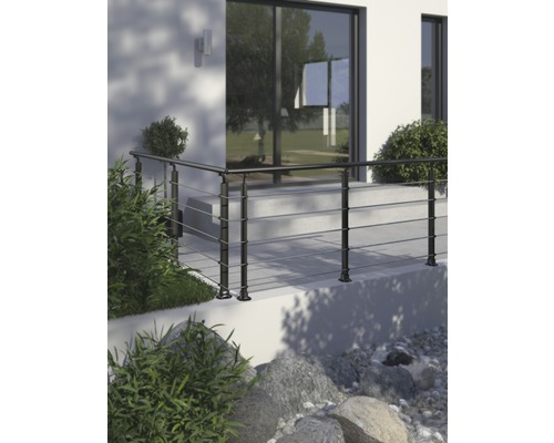 Exteriorul unei case cu o balustradă din metal și oțel inoxidabil