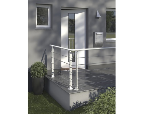 Terasa cu balustradă din oțel inoxidabil la intrarea în casă