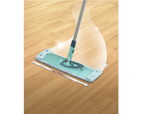 Mop plat cu lățimea de 42 cm pe podea de lemn