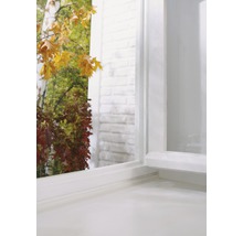 Vizualizare detaliată a unei ferestre albe cu vedere la o grădină de toamnă