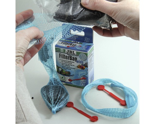 Sac filtrant lat JBL cu material filtrant în curs de umplere