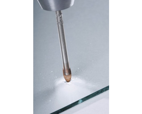 Burghiu de sticlă găurește o gaură în sticlă