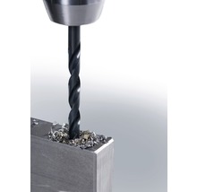 Burghiu metalic găurind o piesă metalică cu așchii