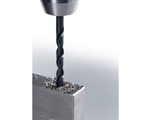 Burghiu metalic găurind o piesă metalică cu așchii