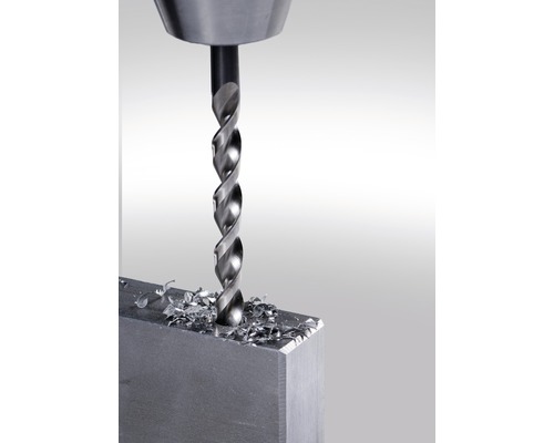 Burghiu pentru metal găurind o bucată de metal