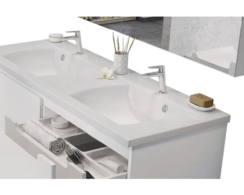 Chiuvetă dublă cu sertar deschis și accesorii de baie