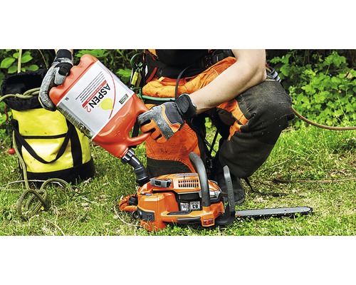 O persoană alimentează un motoferăstrău cu combustibil Aspen 2.