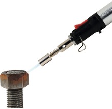 Arzător de sudură în timp ce încălzește un șurub