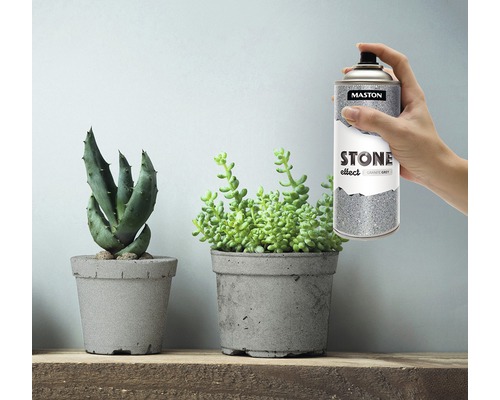 Scenă cu spray Maston cu efect de piatră gri granit și două ghivece de flori din beton cu plante