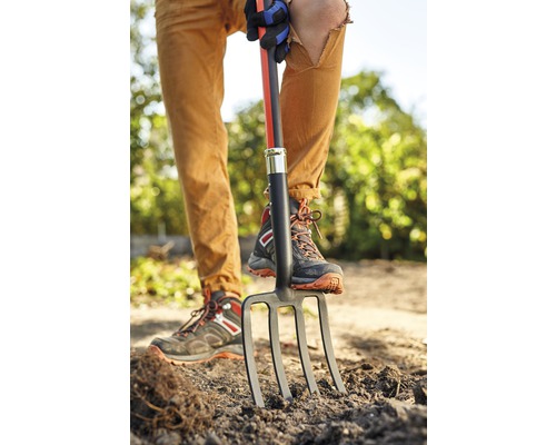 Furcă de grădină cu piciorul pe pământ