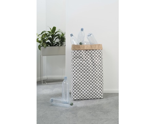 Coș de rufe cu model umplut cu sticle de plastic