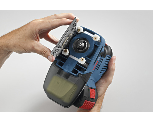 Fierăstrău vertical cu acumulator în detaliu, cu suport pentru scule.