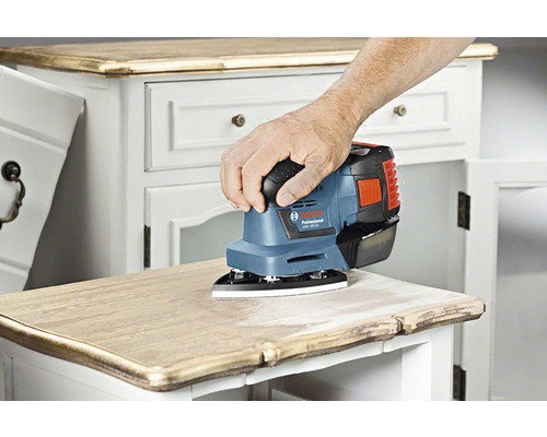 Logo Bosch. Șlefuitor excentric cu acumulator utilizat pe o comodă.