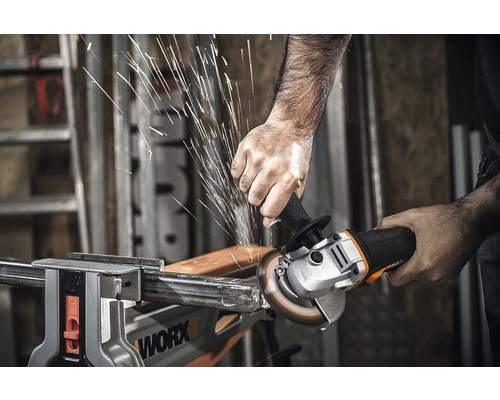 Bărbat șlefuind metal cu un polizor unghiular, rezultând scântei.