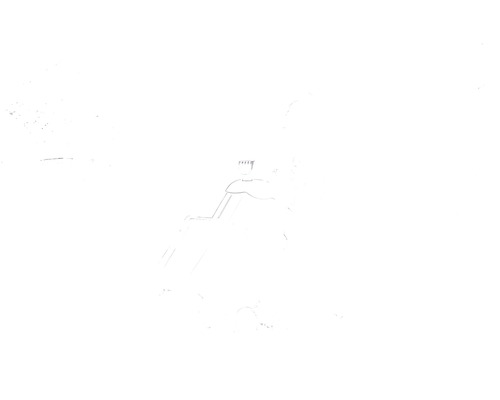 Un bărbat transportă un tocător cu coș colector în grădină.