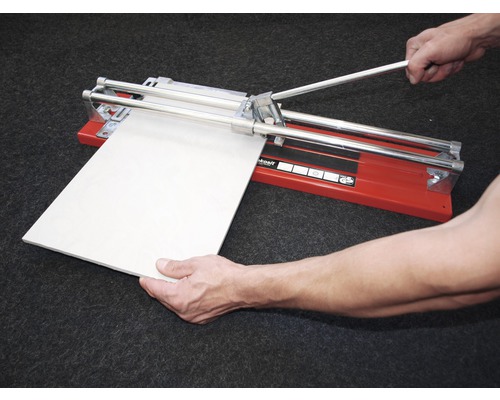 Tăietor de faianță în uz cu o faianță