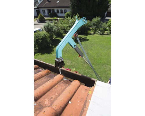 Curățător de jgheaburi în acțiune pe un acoperiș